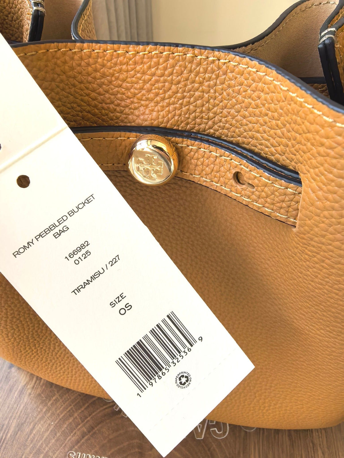 Toryburch's brand new drawstring shopping tote bag with serial number 923 ROMY is a portable crossbody bucket bag made of delicate and thick cowhide material with a soft waist contour. It is the ultimate daily handbag with light weight and spacious interi