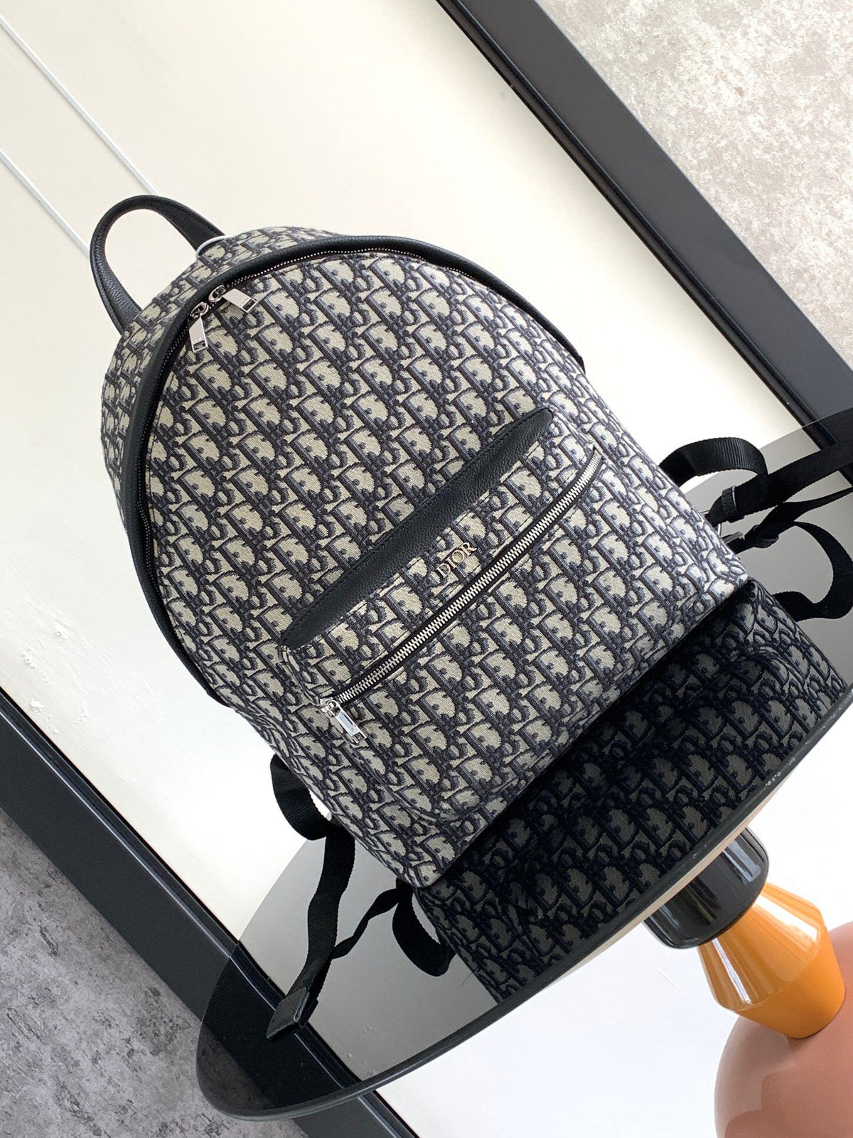 Large white steel label Top original order This Rider backpack has a simple silhouette. The classic college style is full of vitality. Fashionable and modern. Carefully crafted from beige and black jacquard fabrics. Decorated with Oblique print. Continuin