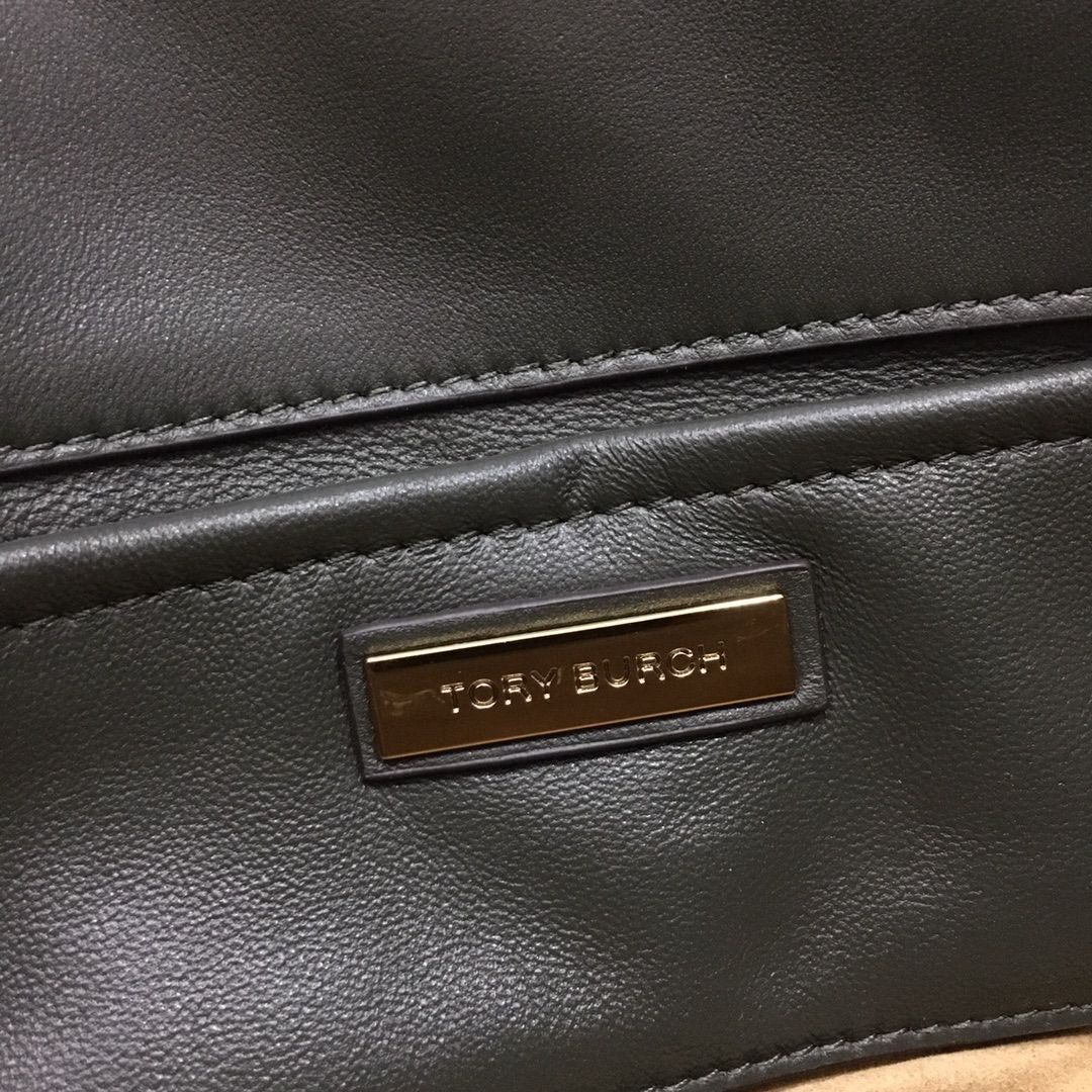 TB Toribochi's new Kira armpit bag, new Kira shoulder bag, lightweight and suitable for being clipped under the armpit. Selected herringbone pattern quilted lambskin is made with tea gold metal accessories, iconic sloping double T logo and detachable