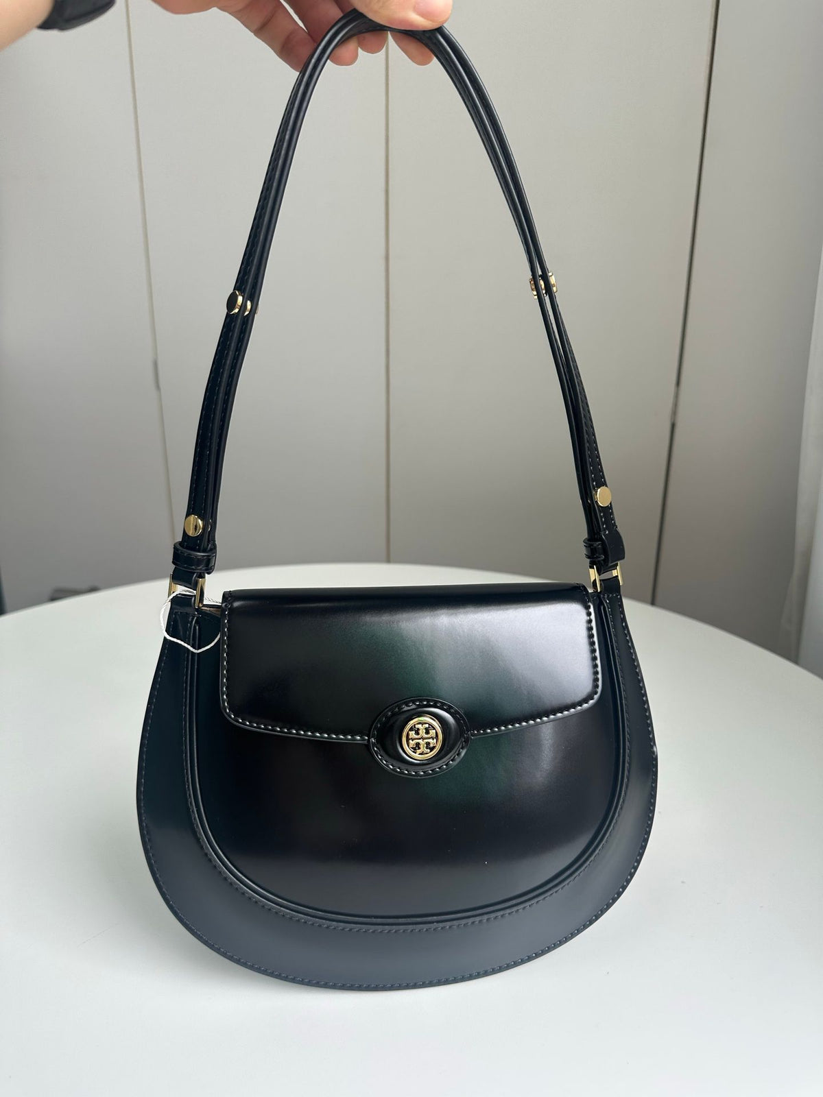 Spring/Summer 163367 Tang Li Bai Qi ROBINSON Small Flip Shoulder Backpack Handbag with Classic and Versatile silhouette, Suitable for daily use, Showcasing Fashion Taste, Adorned with Smooth and Round Edges, Height 18/Length 24/Depth 5cm