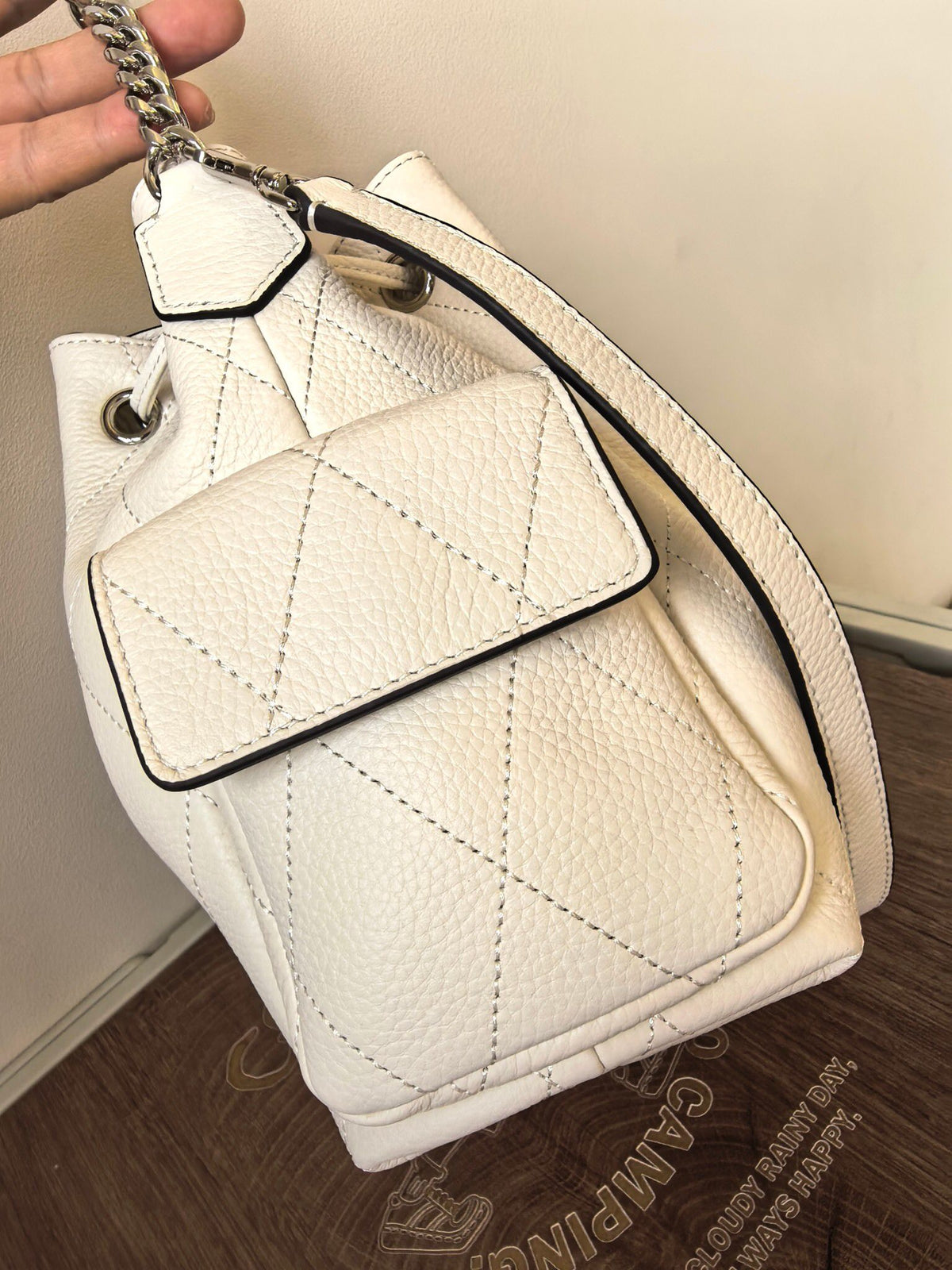 Small] TB Tang Li Bai Qi Charlie Cream White Large/Small Light Cream Oil Color Like a Small Cake This color is quite summer [Sun R] Available in both sizes, just arrived and has a schedule. Q me, thank you. Size 23.5x23x10.2