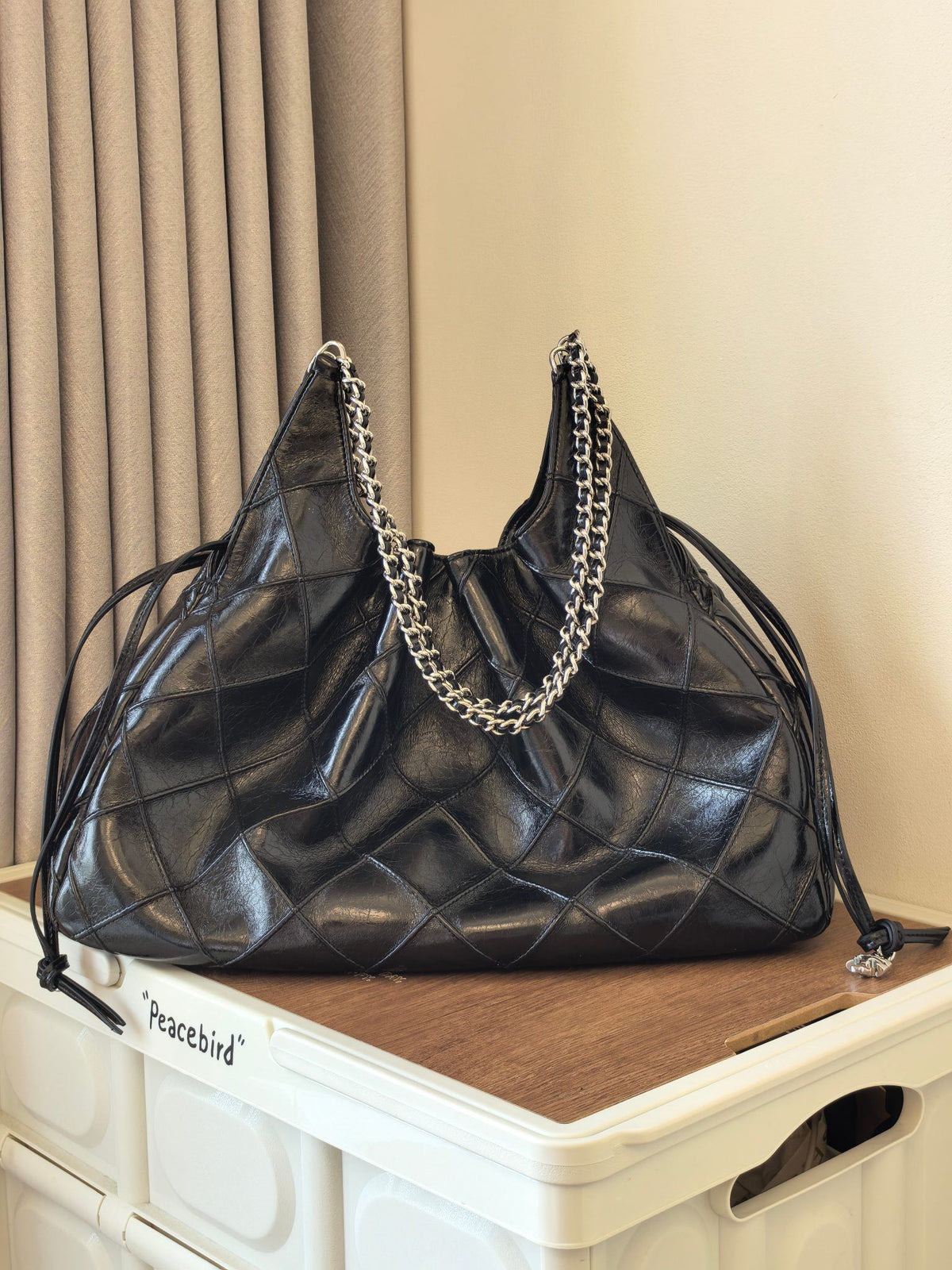 Oil wax black TORY BURCH FLEMING DISTRESSED LARGE TOTE Lingge tramp bag Oil wax cowhide+classic Lingge quilting texture Soft and wear-resistant metal chain shoulder belt Slightly retro drawstring design Super loose bag type Random change capacity Large