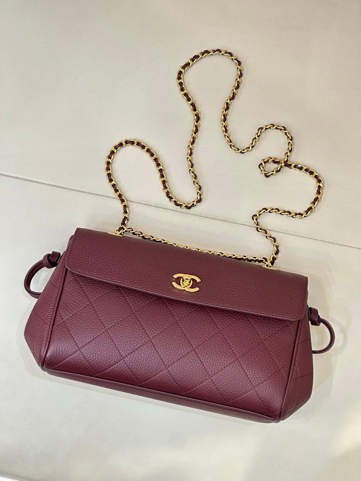 Burgundy, a mellow retro burgundy, responsible for the atmosphere of autumn and winter. It is more restrained and calm than the regular red. It is a perfect match for the coat. It directly fills the atmosphere of holiday parties.