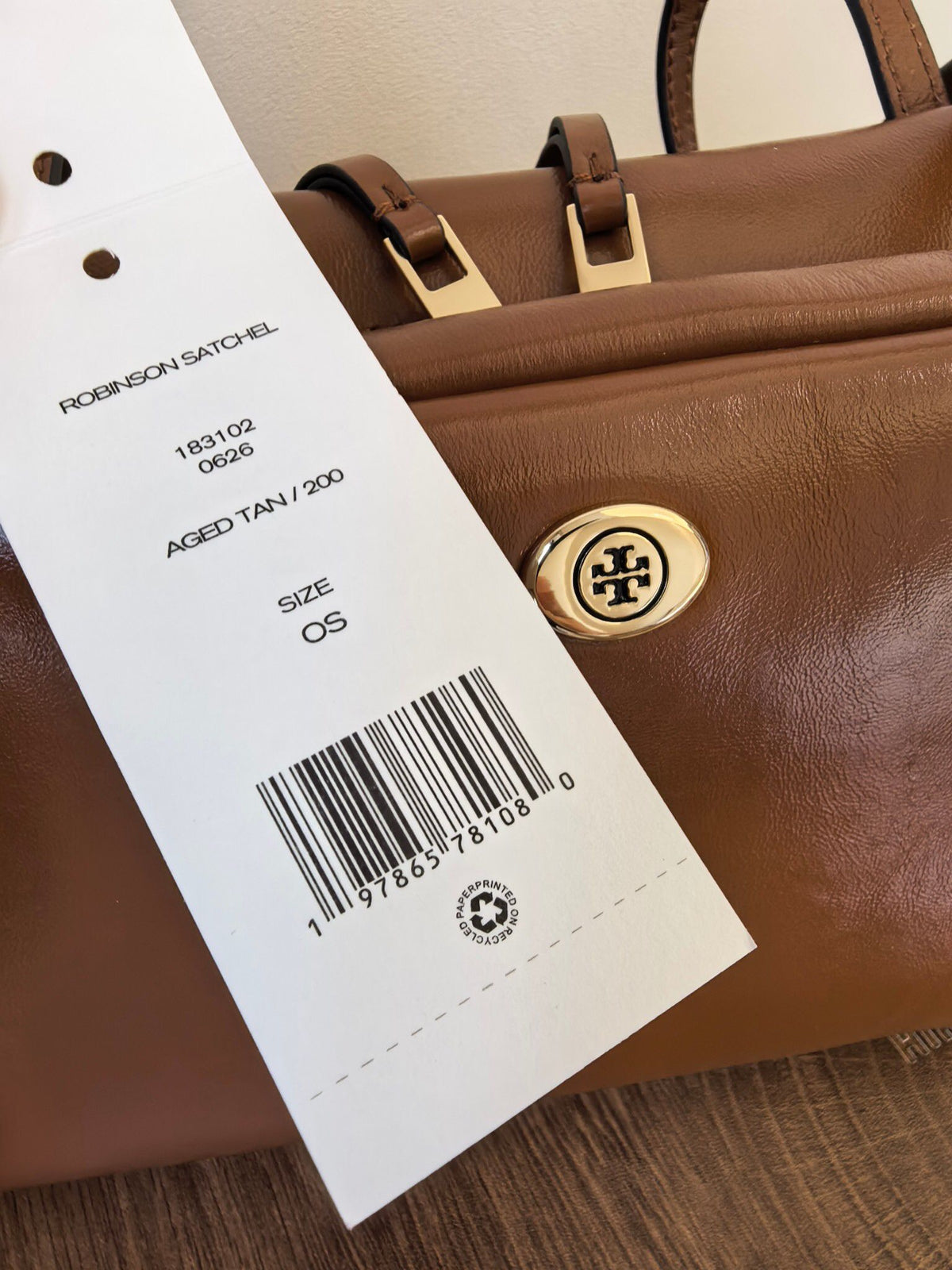The new TORY BURCH ROBINSON SATCHEL bowling bag is made of oil wax cowhide material, which has a delicate, durable, simple and atmospheric feel. The front brand metal logo is highly recognizable and durable. The bag has a round shape and a large capacity