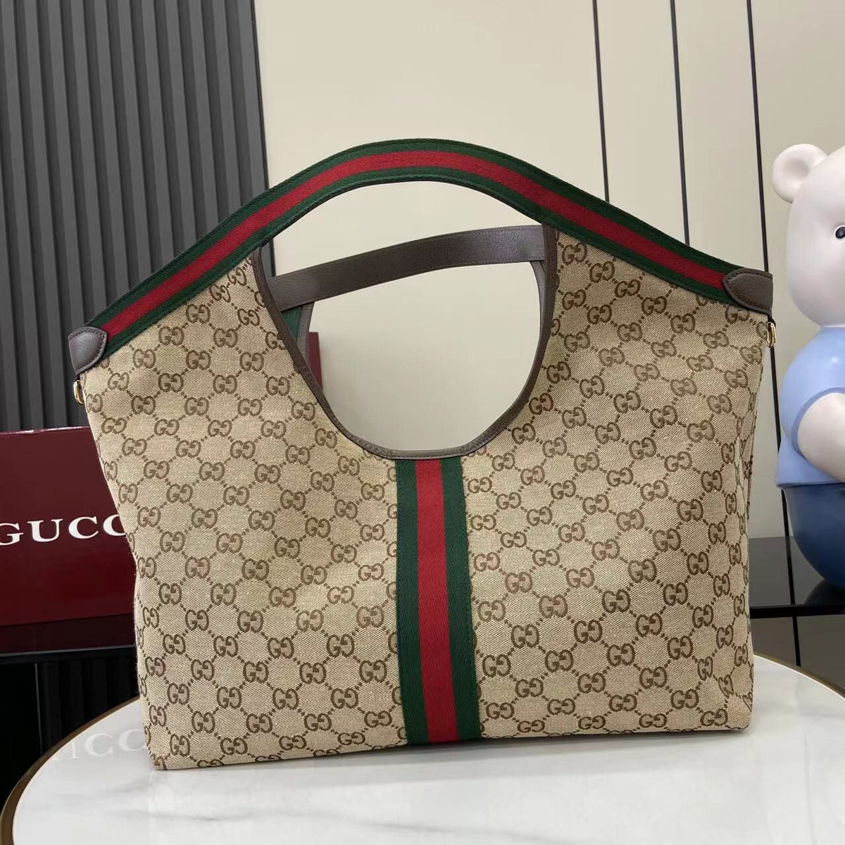 this top-of-the-line original single-piece bag with original leather and full packaging is the latest addition to the Giglio series, showcased at the 2026 early spring fashion show in Florence. It pays tribute to the brand's Italian roots