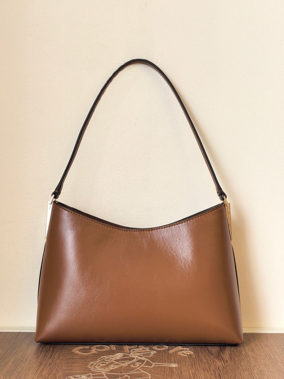 Number: TORY BURCH SMART ROBINSON SHOULDER BAG. The new model is made of oil and wax cowhide, with a smooth and textured surface for daily maintenance. It is super convenient and simple in style. The metal logo is low-key and has a sense of detail. The