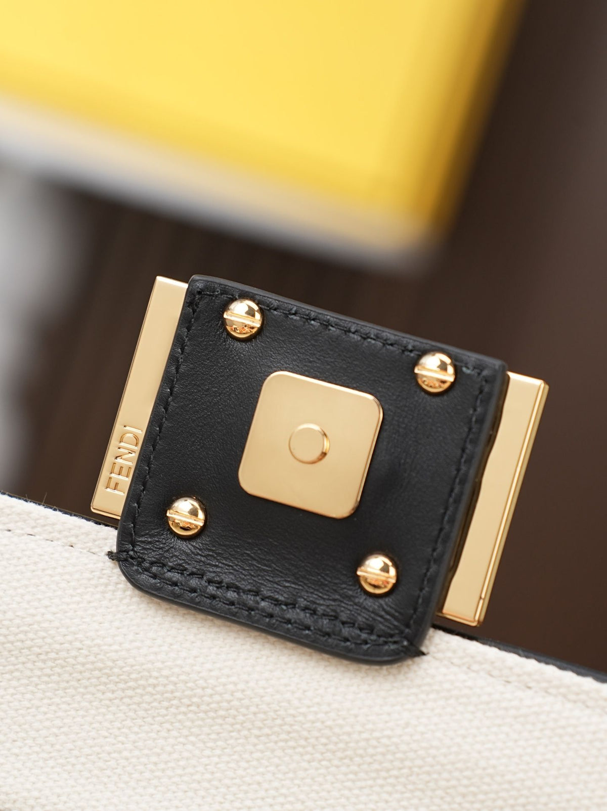 Model 6004, small size 20cm, FENDI's popular classic Baguette, crafted from high-quality canvas with advanced techniques. The entire bag features double FF three-dimensional embroidery, boasting an unparalleled texture. It comes with a detachable shoulder