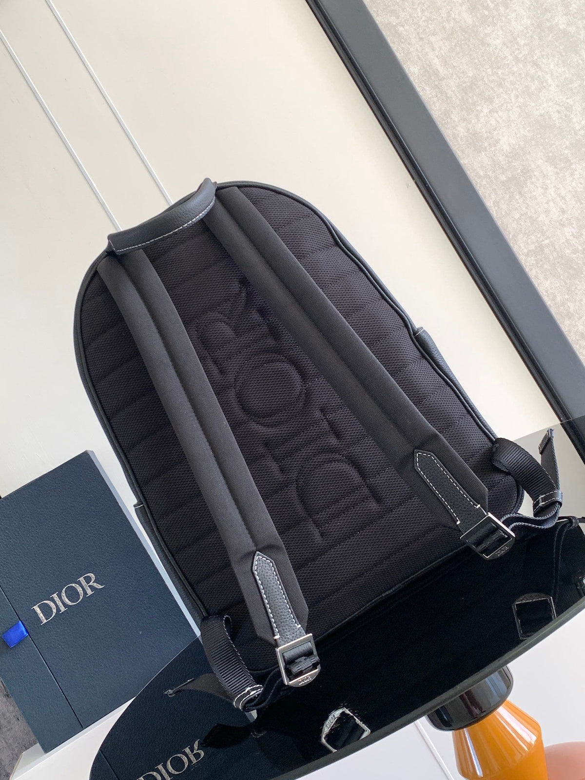 This saddle zippered shoulder bag is a new product in the 2024 winter series. It adopts a fashionable original design to highlight the saddle style. It is carefully made of black grained cow leather and decorated with contrasting topstitching. It is spaci