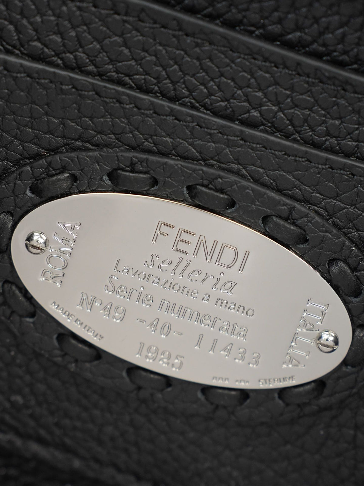 Model 15009 Black Size 20cm Detail Black Hand sewn Peekaboo ISeeU Medium Handbag Litchi Pattern Calfskin Material with Classic Twist Lock Soft Nappa Leather Lining on Both Sides Separated by Hard Dividers with Buckle Internal Pocket and Gold Metal Piece