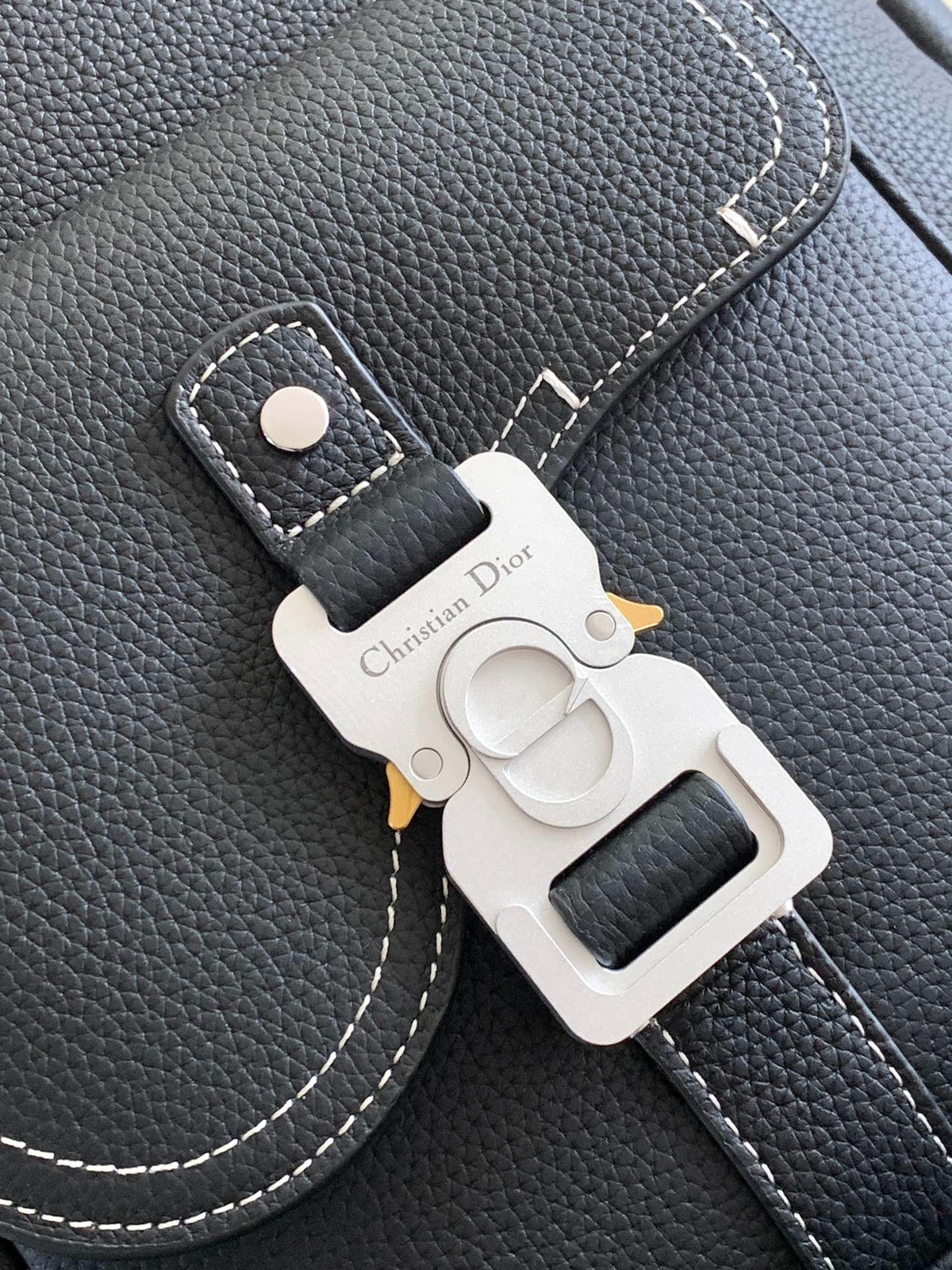 This saddle zippered shoulder bag is a new product in the 2024 winter series. It adopts a fashionable original design to highlight the saddle style. It is carefully made of black grained cow leather and decorated with contrasting topstitching. It is spaci