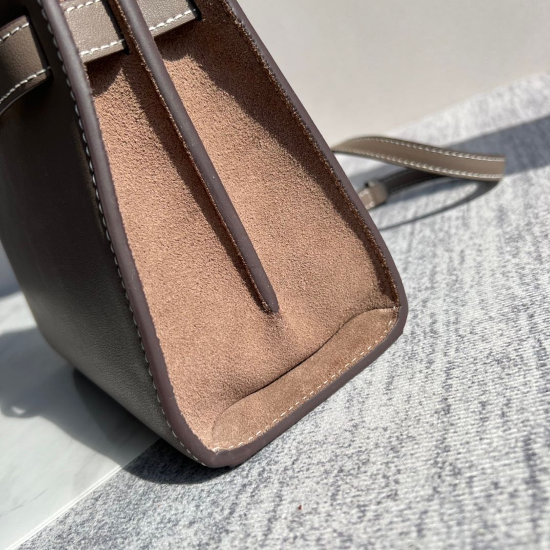 Purchasing quality 450.TB new Lee Radziwill bag with a stiff and contoured handbag shape, creating a modern and capable temperament, effortlessly showcasing fashion. Additional features include 1 middle zipper compartment, 1 zipper pocket, and a detachabl
