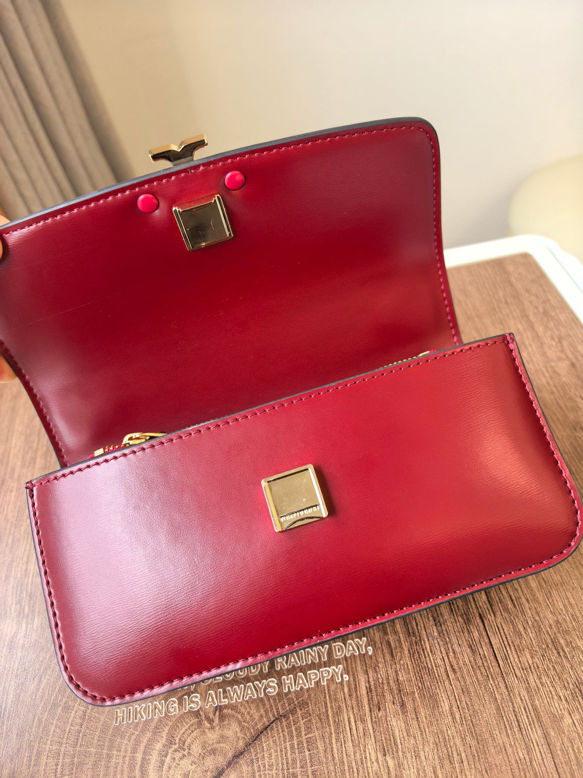 TB Eleanor's new mini tofu bag, numbered 204, features a chain that can be carried on the shoulder or diagonally. Made of Napa cowhide fabric, this modern version is exquisite, compact, and fashionable