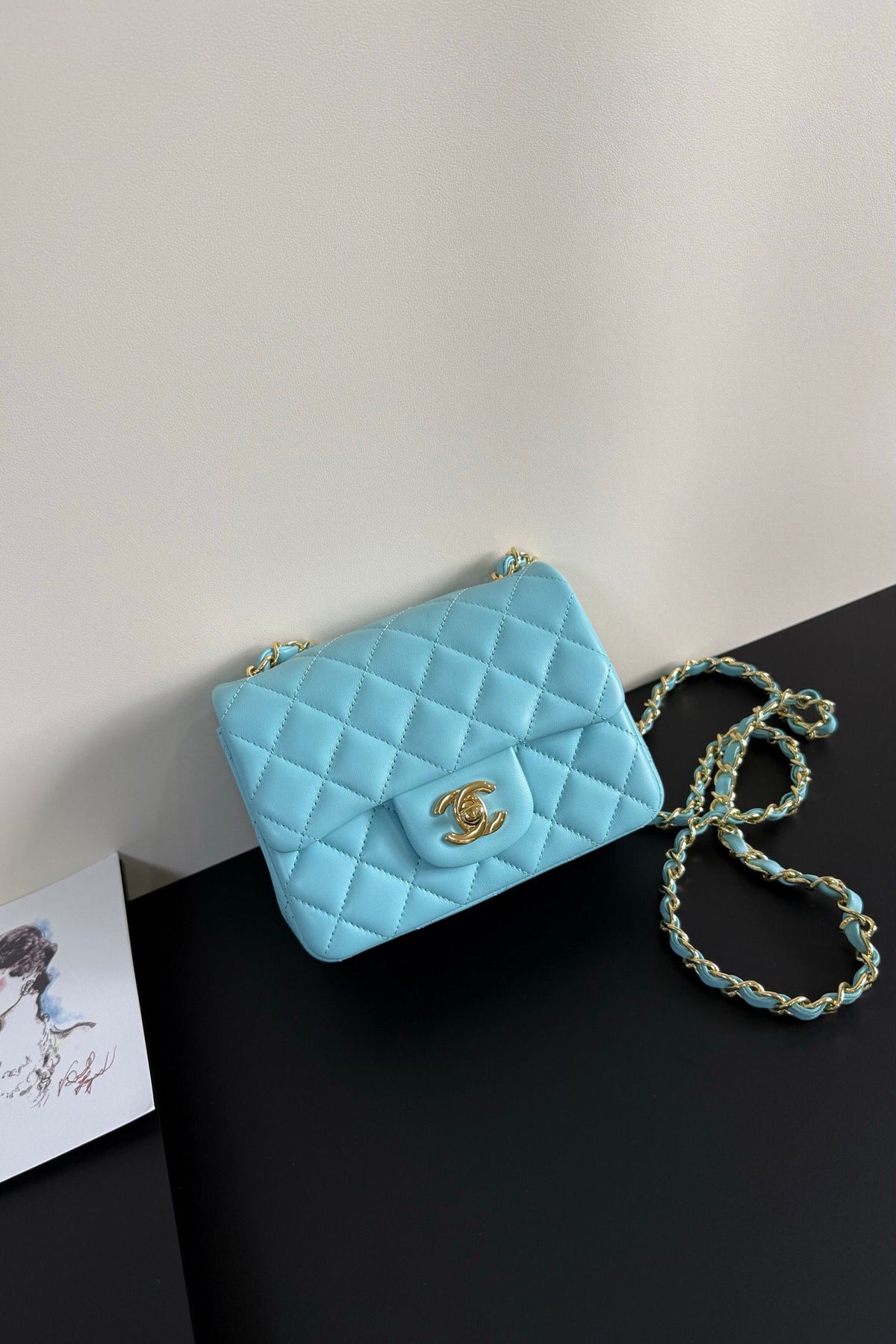 Tiffany blue and gold Classic Flap classic Cf square fat return is exquisite and durable. It is a timeless style that can be matched with anything.