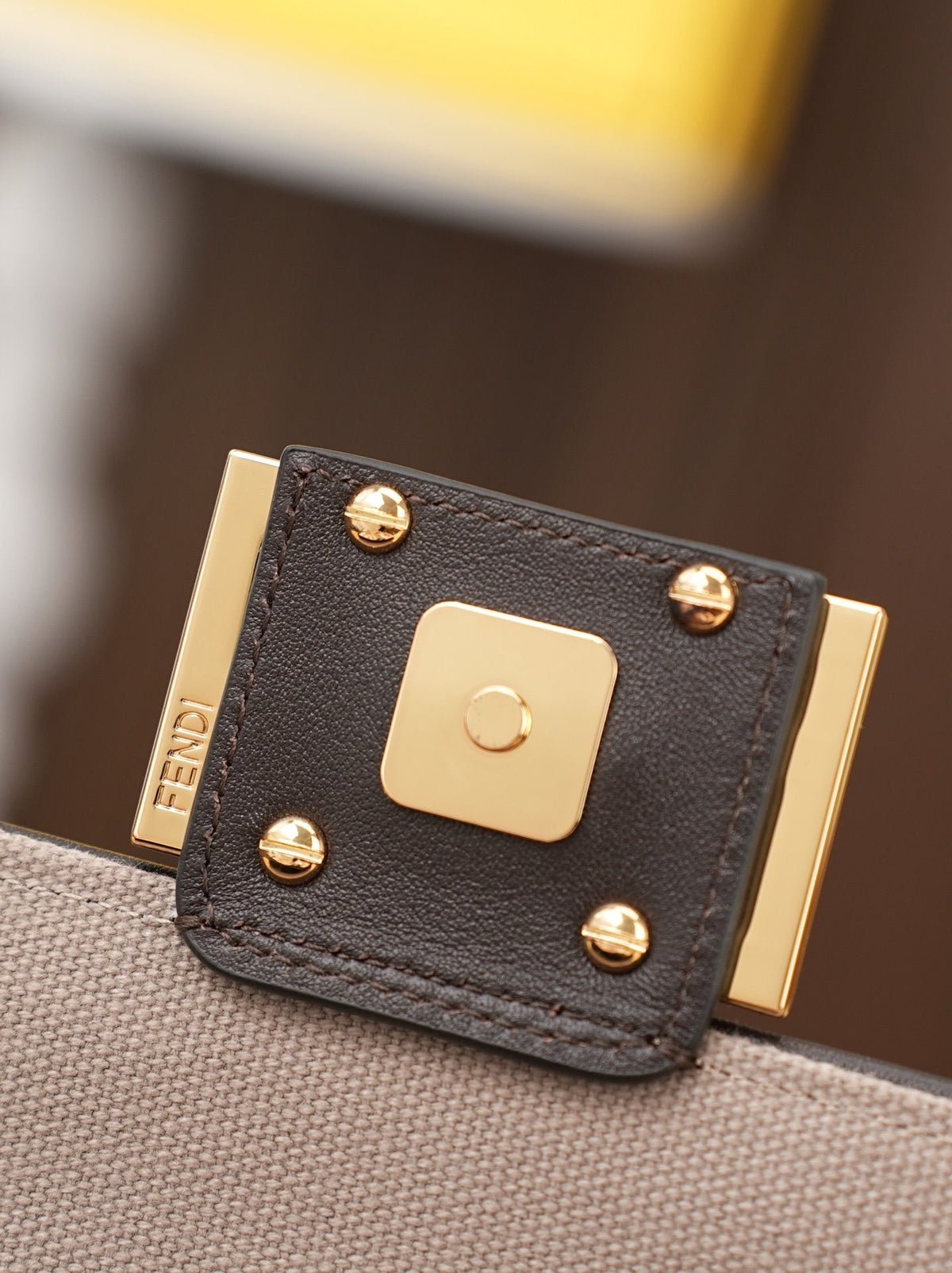 Model 6004, small size 20cm, FENDI's popular classic Baguette, crafted from high-quality canvas with advanced techniques. The entire bag features double FF three-dimensional embroidery, boasting an unparalleled texture. It comes with a detachable shoulder
