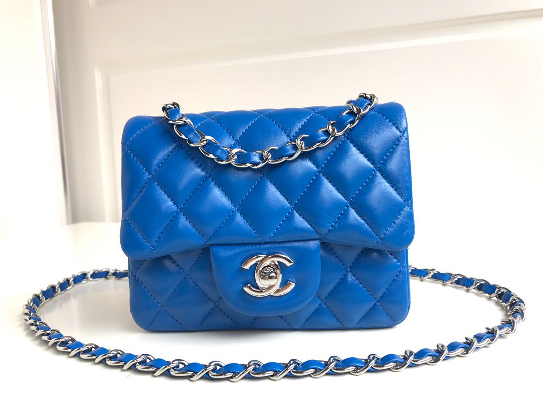 Fang Fatzi Mini 17cm CF has a very feminine elegance and inherits classics. It is listed as the historical sales champion and is an indispensable piece in every pink fan’s wardrobe. 17cm650 Sheepskin