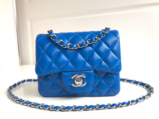 Fang Fatzi Mini 17cm CF has a very feminine elegance and inherits classics. It is listed as the historical sales champion and is an indispensable piece in every pink fan’s wardrobe. 17cm650 Sheepskin