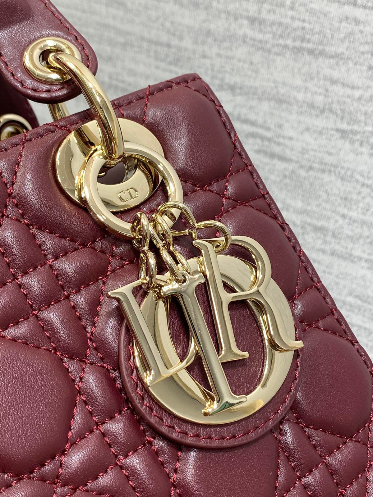 Lady's four-frame burgundy sheepskin gold buckle series, the latest colors for spring and summer, fresh style, and the latest letter shoulder straps are extra points. 6 letters are delivered. Babies can choose the buttons they like as they like. No need