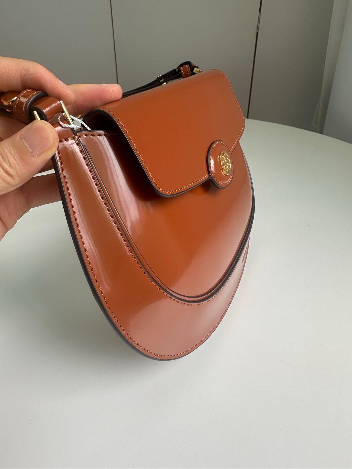 Spring/Summer 163367 Tang Li Bai Qi ROBINSON Small Flip Shoulder Backpack Handbag with Classic and Versatile silhouette, Suitable for daily use, Showcasing Fashion Taste, Adorned with Smooth and Round Edges, Height 18/Length 24/Depth 5cm