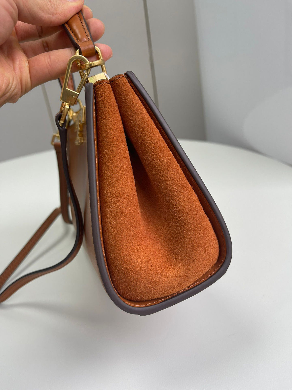 Number 086, TORY BURCH. New Eleanor leather handbag with exquisite suede trim. The bag has a clean and crisp body, and the iconic double T logo is three-dimensional and eye-catching. Exquisite craftsmanship. It can be lifted with a handle or removed