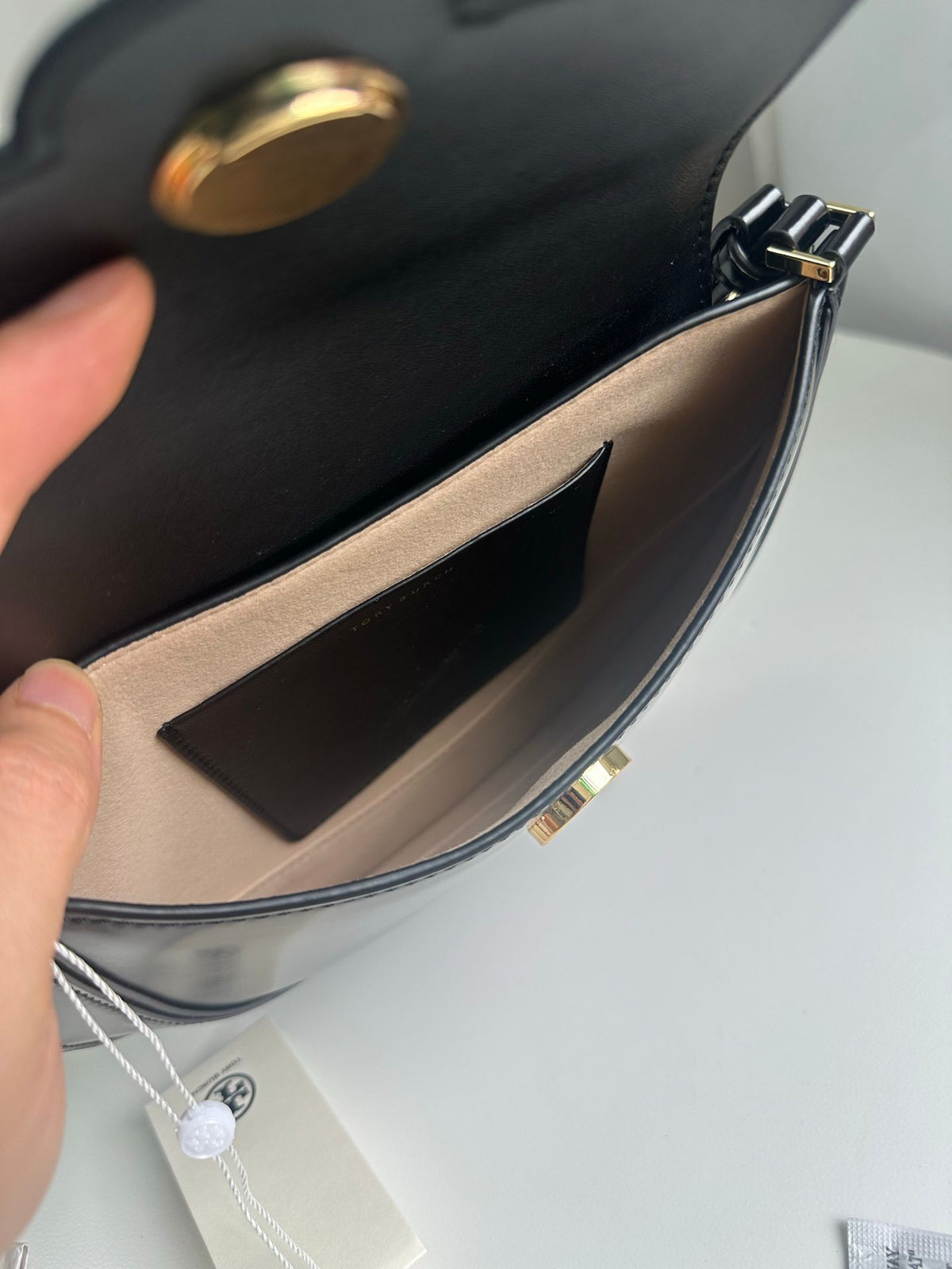 Spring/Summer 163367 Tang Li Bai Qi ROBINSON Small Flip Shoulder Backpack Handbag with Classic and Versatile silhouette, Suitable for daily use, Showcasing Fashion Taste, Adorned with Smooth and Round Edges, Height 18/Length 24/Depth 5cm