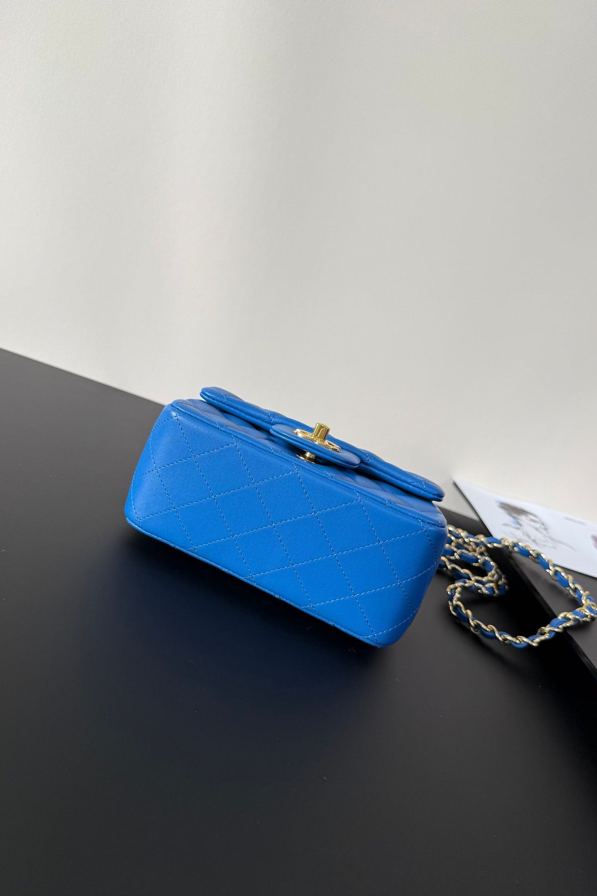 Electric Blue Classic Flap Classic Cf Square Fatty is back in stock. It is exquisite and durable. It is a timeless style that can be matched with anything.
