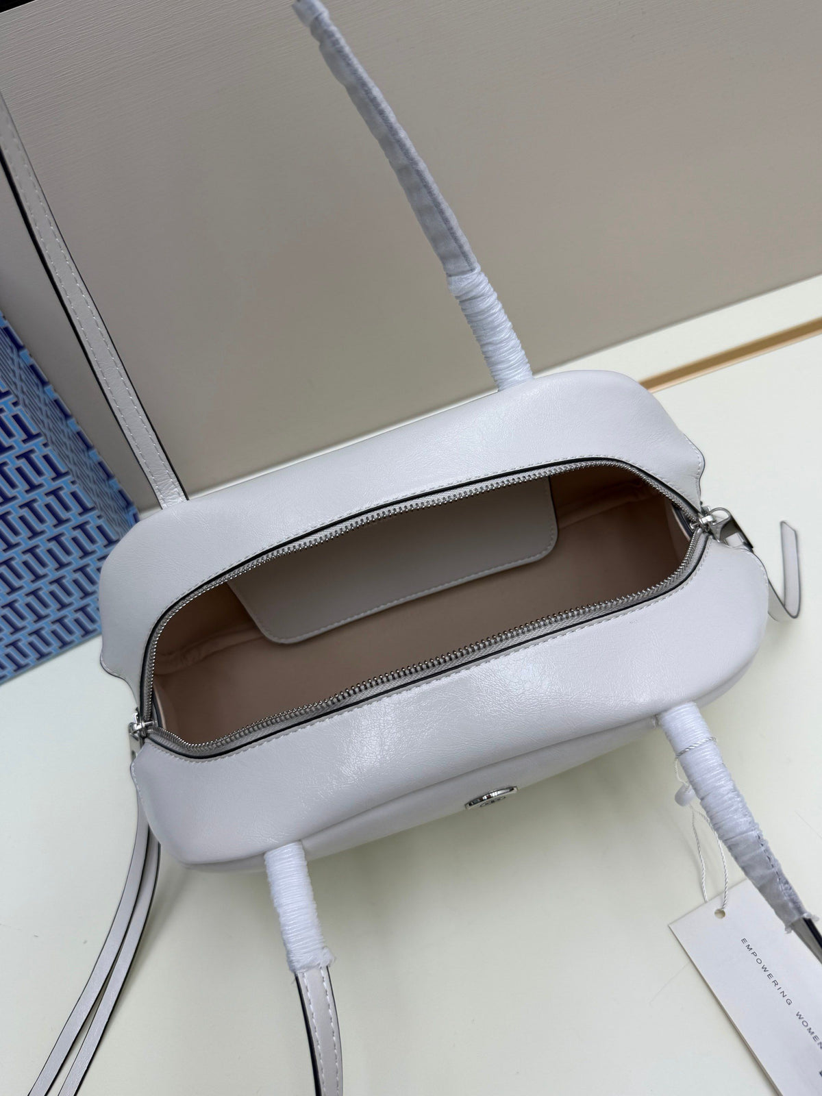 TORY BURCOBINSON SATCHEL's new bowling bag is made of oil wax cowhide material, which has a delicate, durable, simple and atmospheric feel. The front brand metal logo is highly recognizable and durable. The bag has a round shape and a large capacity