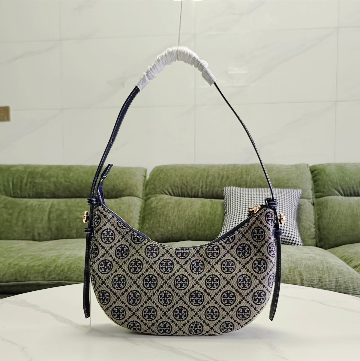 Tory Burch ROMY Denim Crescent Bag Classic T Monogram Jacquard+Retro Denim Denim Blue Fashionable and Versatile Crescent Bag Type Fit Shoulder Line Shoulder Strap Detachable Single Shoulder/Cross Shoulder OK Commuting, Dating, Shopping, Easy to Handle