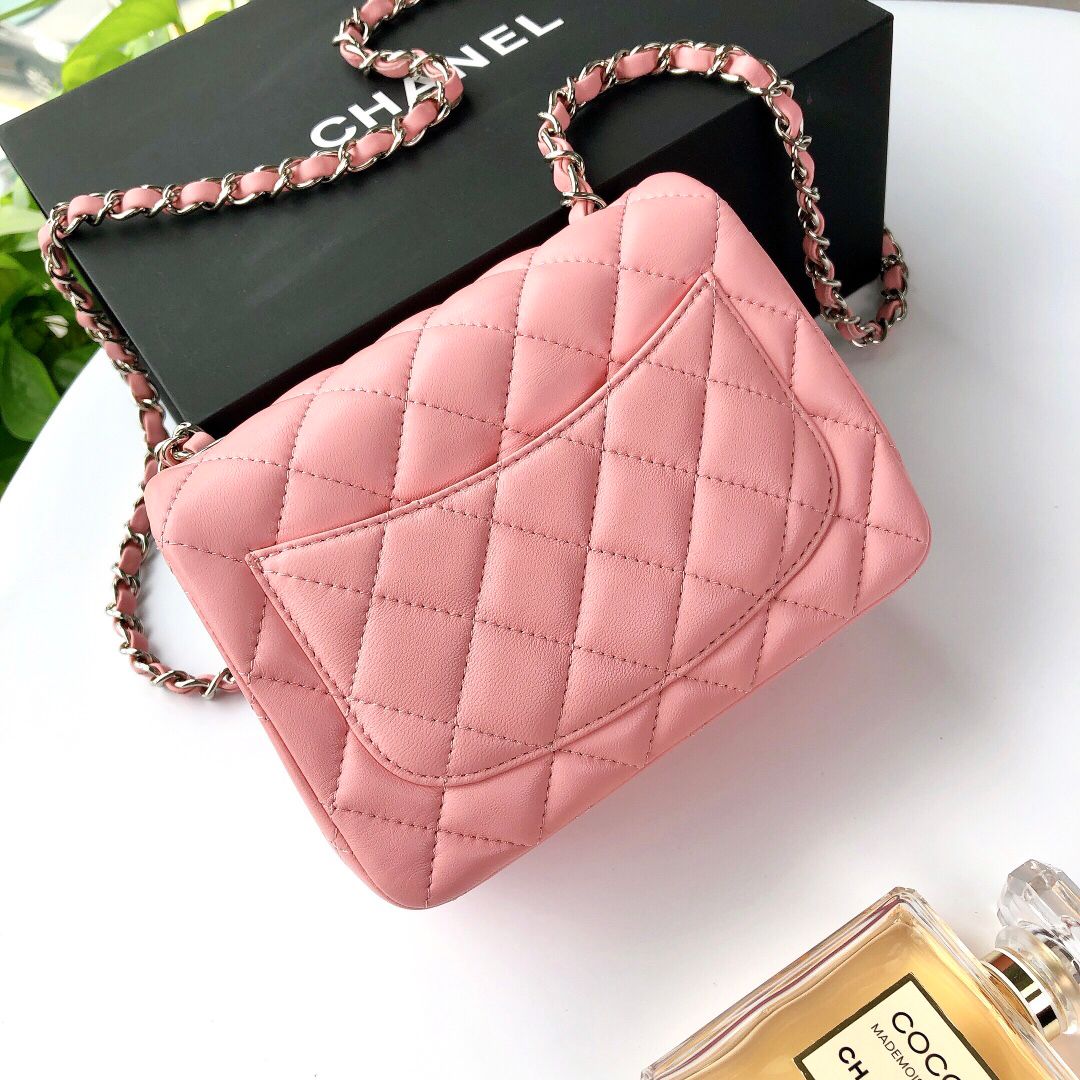 Fang Fatzi Mini 17cm CF has a very feminine elegance and inherits classics. It is listed as the historical sales champion and is an indispensable piece in every pink fan’s wardrobe. 17cm650 Sheepskin