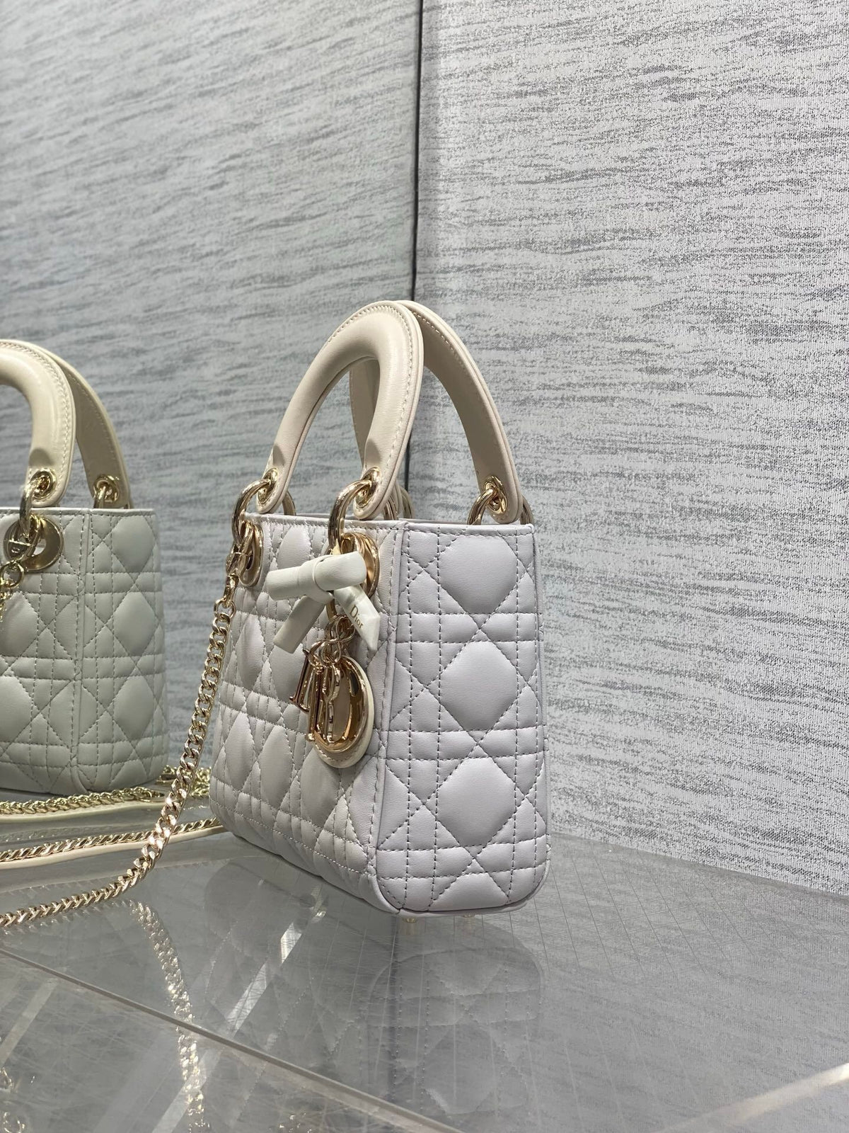 Classic Lady's latest bow-tie Princess Diana bag. A must-have three-compartment bag for everyone. Charming, elegant and full of aura. It is also full of femininity when carried cross-body. Classic fashion style. This beautiful bag is available on Instagra