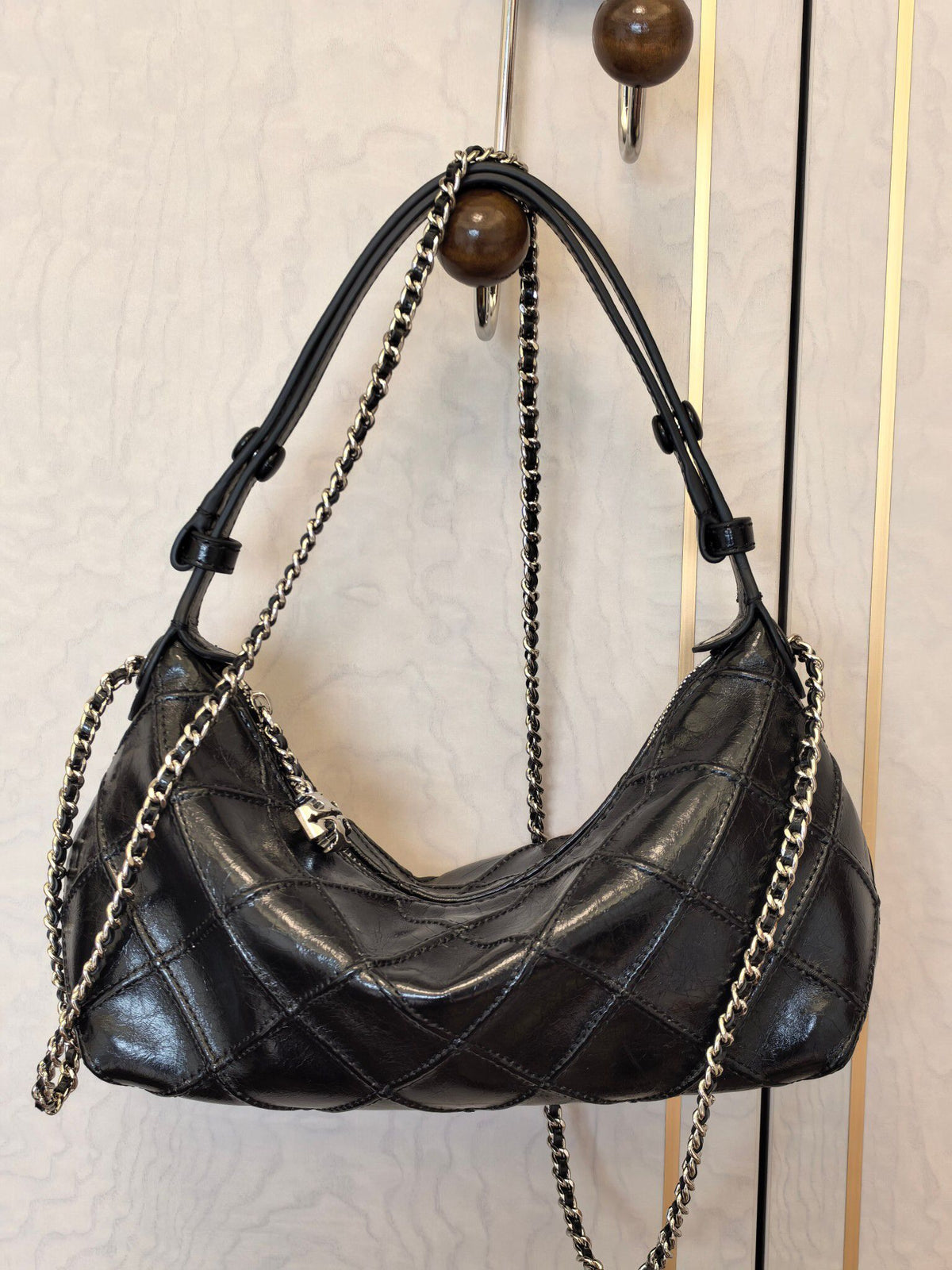 Number 754TB Oil Wax Leather Lunch Box Bag New Product Too Beautiful and Shiny Oil Wax Leather Comes with Retro Vintage Gloss, Black Silver Giant Display, Noble and Random Wrinkle Texture, The Back Has More Texture, Classic Large Diamond Grid Quilted