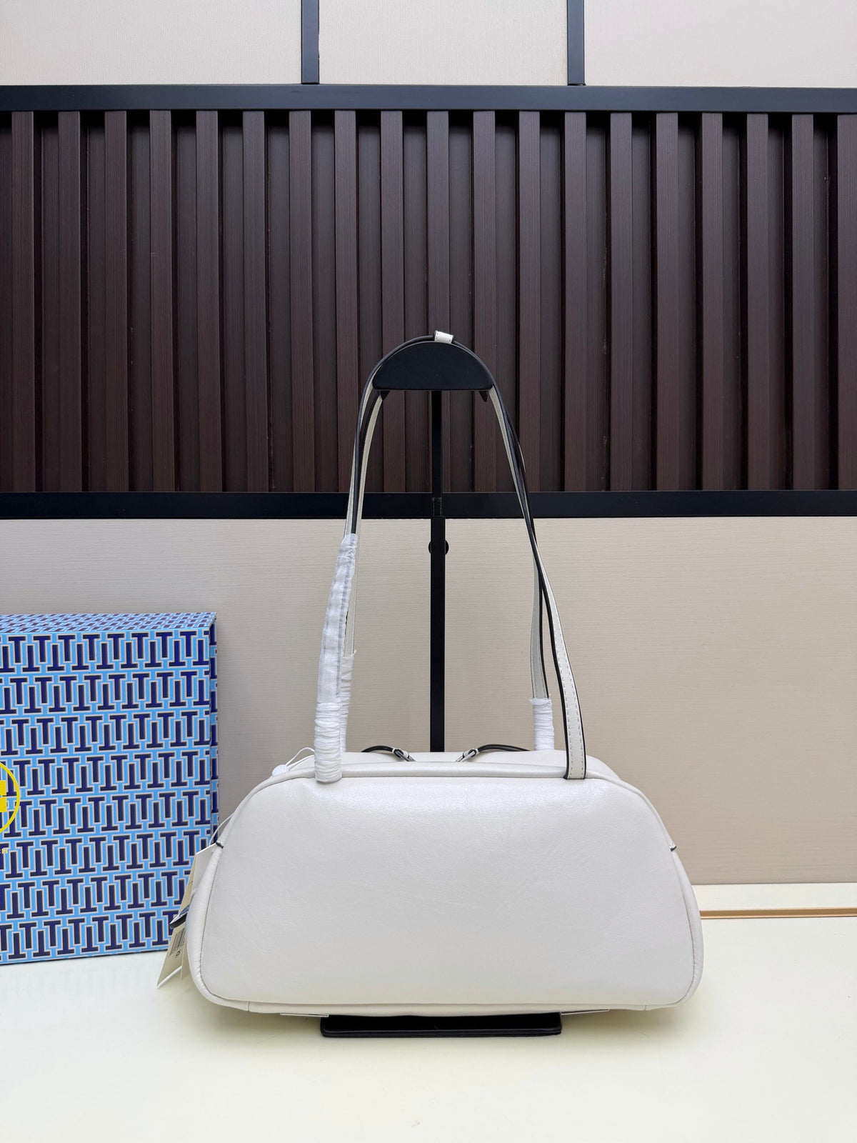 TORY BURCOBINSON SATCHEL's new bowling bag is made of oil wax cowhide material, which has a delicate, durable, simple and atmospheric feel. The front brand metal logo is highly recognizable and durable. The bag has a round shape and a large capacity
