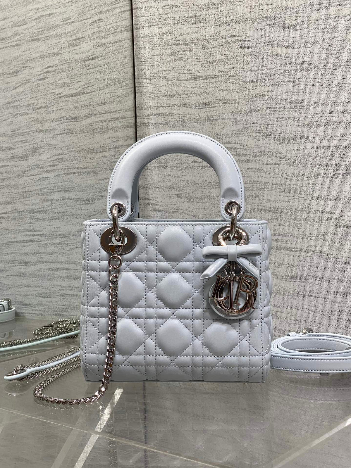 Glacier blue ready-made Classic Lady three-compartment bow bag. A must-have three-compartment small bag for everyone. Charming, elegant and full of aura. It is also full of femininity when carried cross-body. Classic fashion style. This beautiful bag is