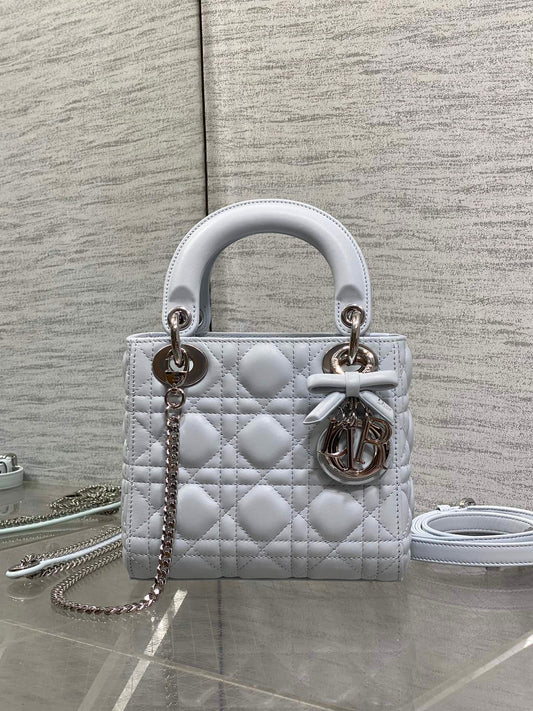 Glacier blue ready-made Classic Lady three-compartment bow bag. A must-have three-compartment small bag for everyone. Charming, elegant and full of aura. It is also full of femininity when carried cross-body. Classic fashion style. This beautiful bag is