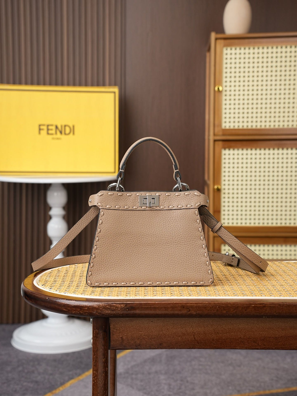 Model 15009 Pigeon Grey Size 20cm Details Pigeon Grey Hand sewn Peekaboo ISeeU Medium Handbag Litchi Pattern Calfskin Material with Classic Twisted Lock Soft Nappa Leather Lining on Both Sides Separated by Hard Dividers with Buckle Internal Pocket and