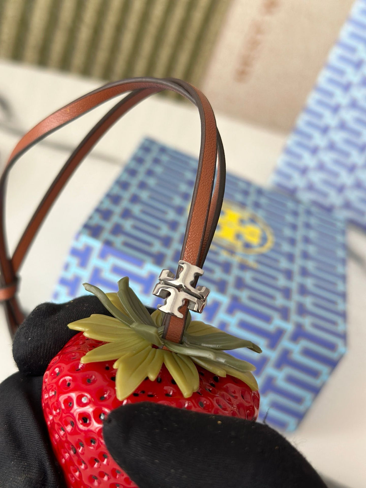 Tory Burch strawberry bag hanging in two colors. Since I found this strawberry on Xiaohongshu, I think it looks so good and cute. I love carrying a basket to match it and try it out. It can also be paired with other bags. Both red and pink colors look
