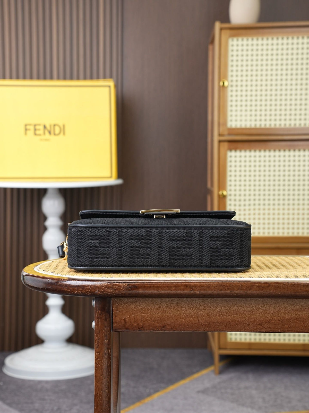 Model 18004, size 266.513.5 cm, top of the line original FENDI hot classic Baguette material is made of canvas with advanced craftsmanship to create a whole bag. Double FF three-dimensional embroidery texture is invincible, equipped with detachable and