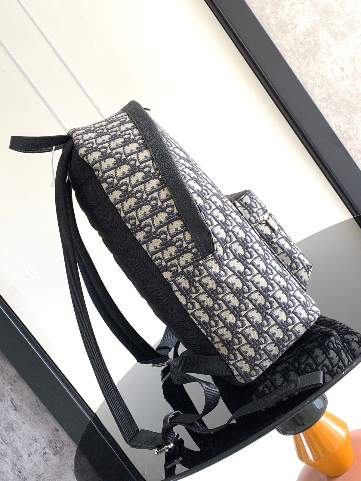Large white steel label Top original order This Rider backpack has a simple silhouette. The classic college style is full of vitality. Fashionable and modern. Carefully crafted from beige and black jacquard fabrics. Decorated with Oblique print. Continuin