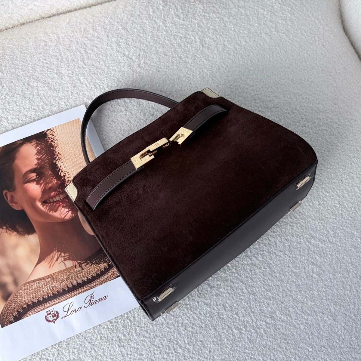 Tory Burch's new product features a dual bag setup, showcasing the elegance of black and rice. Classic black exudes a calm and sophisticated sophistication