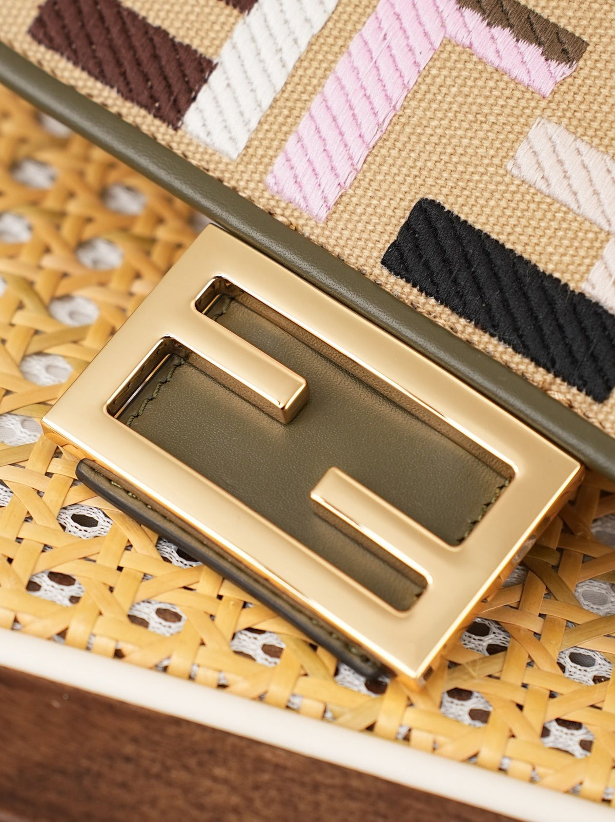 Model 6004, small size 20cm, FENDI's popular classic Baguette, crafted from high-quality canvas with advanced techniques. The entire bag features double FF three-dimensional embroidery, boasting an unparalleled texture. It comes with a detachable shoulder