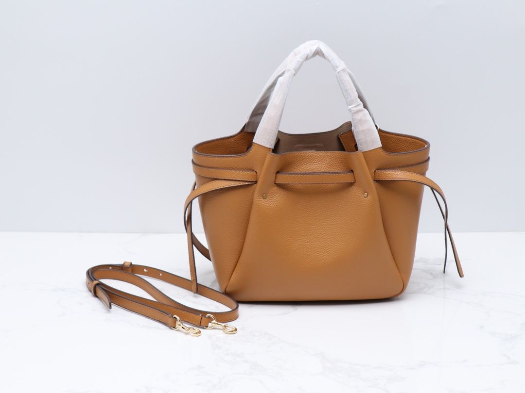 Purchasing Quality 420 Latest Tory Brunch Little Xiaomi Tote Bag Made of Soft Pebble Leather with a Soft Waist silhouette, It is the Ultimate Daily Handbag. Lightweight, spacious interior with deep pockets, thin waistband, and our brand new button logo