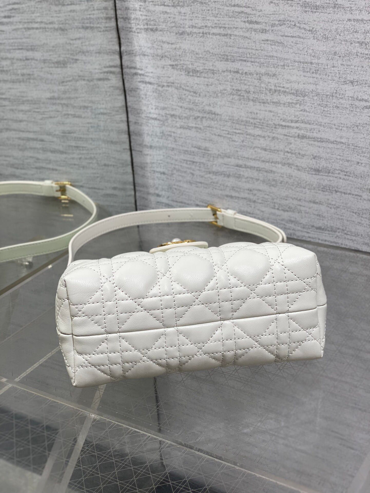 Jolie Top Handle Mini I have no resistance to this kind of exquisite small bag. Carrying a large bag is too tiring. I really like this compact model. It is small, but it can be stuffed with tissues when going out. The best thing is that it can be carried