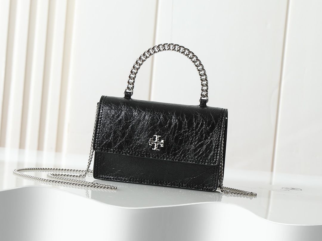Oil wax leather Tory torch new product mini kira oil wax leather Kira series newly released. This retro texture is matched with a new chain handle, exquisite and fashionable black silver color scheme, classic and versatile, especially high-end