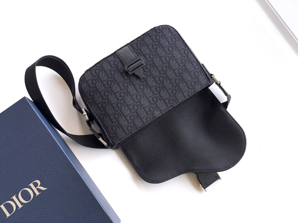 The Heritage Saddle Flap Messenger Bag is sophisticated and stylish with a distinctive style. Combining Oblique printed fabric with grained calfskin, it has an elegant saddle flap and is embellished with a Heritage buckle. A hallmark of classic craftsmans