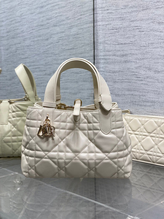 Small size spot Toujours series brick cabinet latest ivory white is a bit too beautiful. The bag color is super tender, super summer, and the design of the super large diamond grid is matched with classic letter accessories, modern and fashionable. The