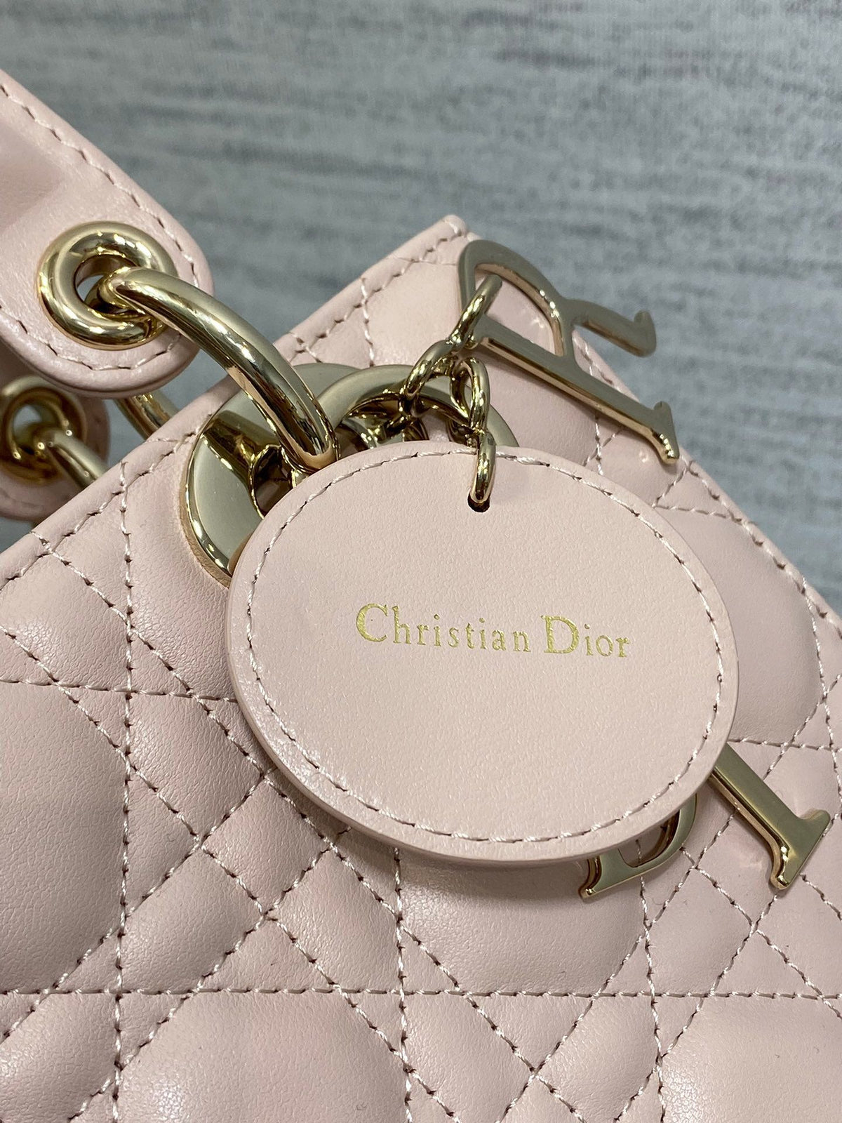 Rouge powder is in stock. Sheepskin Bing is smart, dazzling and bold. The visual impact of science fiction is so shocking. The pearlescent effect on the whole bag is like a laser. It is as stunning as a rainbow. It is more powerful when paired with silver