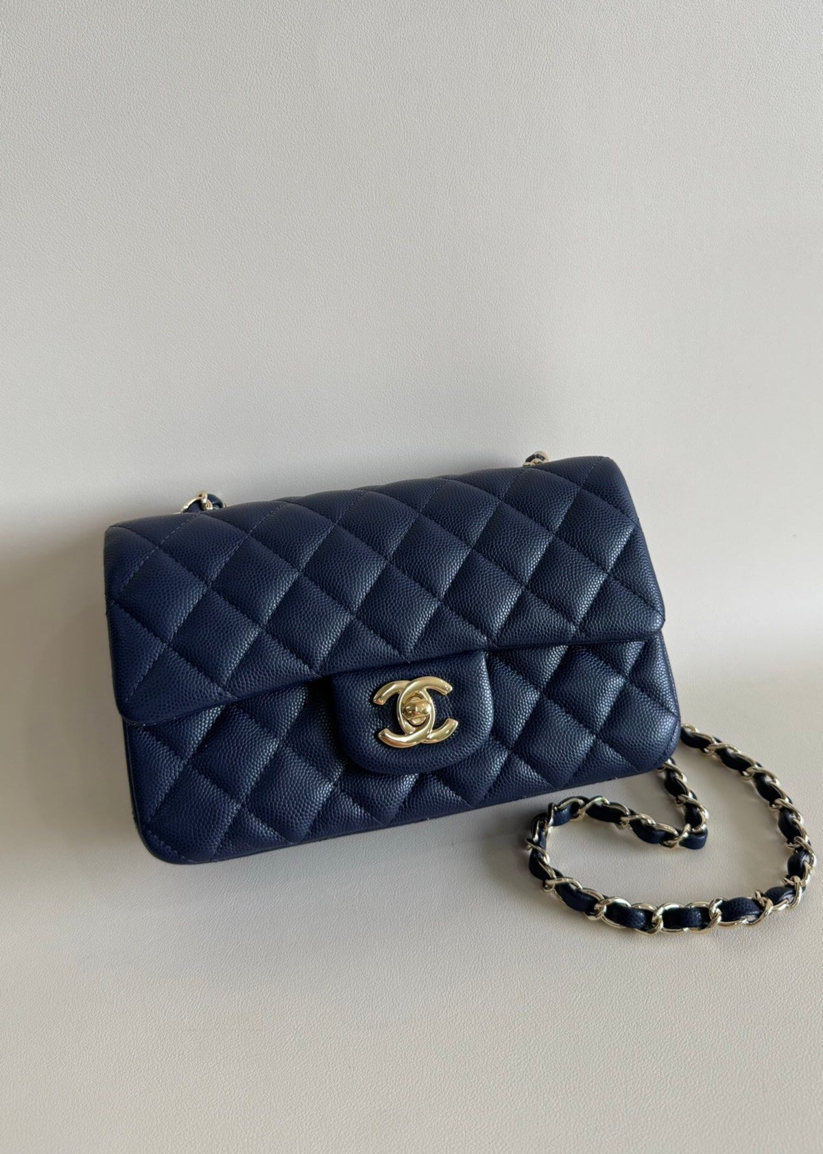 CF upgraded version of 116 Caviar "Classic Flap" classic flap bag. Customized calfskin from imported channels with fine ball grain. First-class calfskin caviar with both graininess, gloss and softness. Classic rhombus design and leather-pierced metal