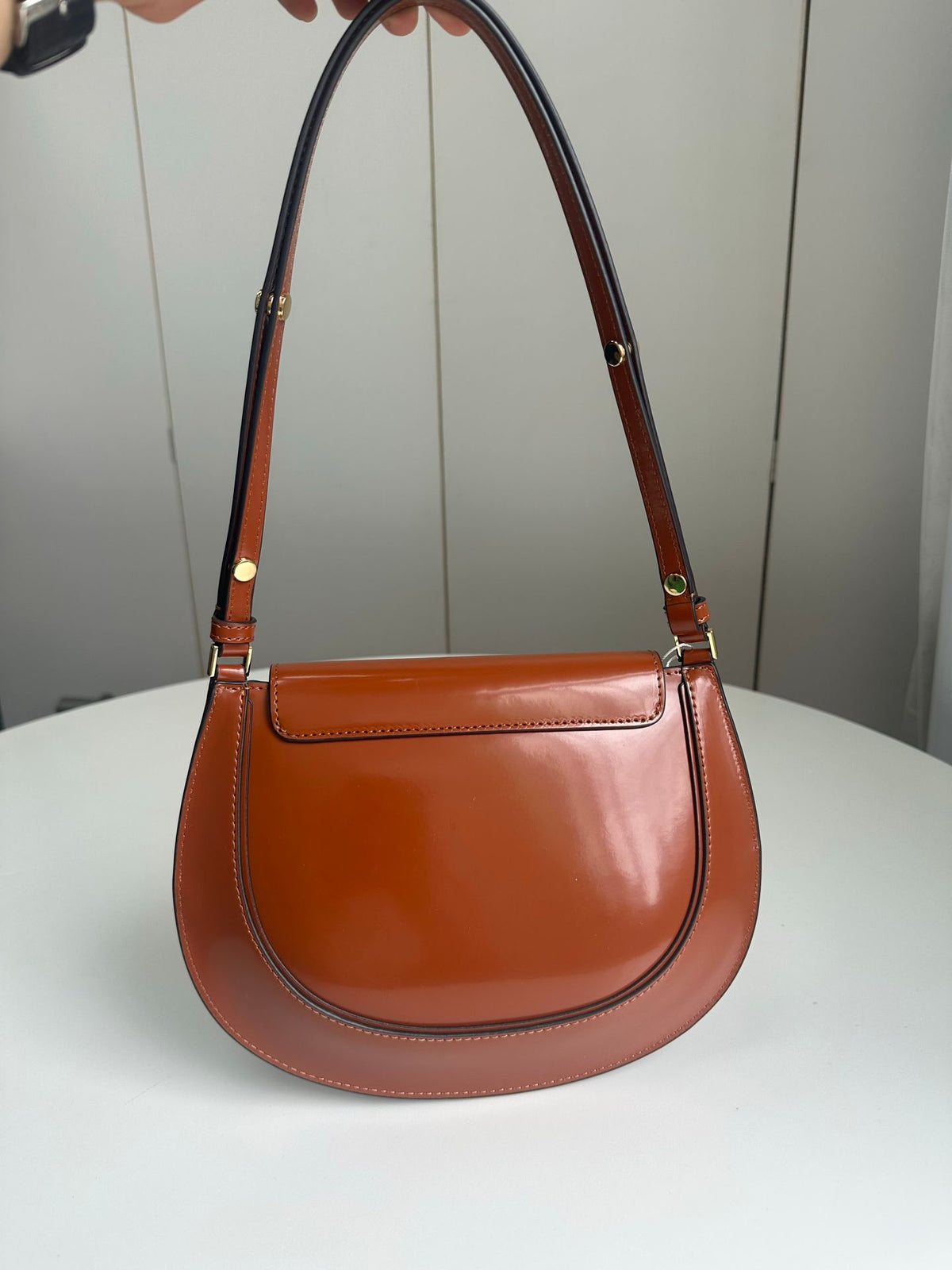 Spring/Summer 163367 Tang Li Bai Qi ROBINSON Small Flip Shoulder Backpack Handbag with Classic and Versatile silhouette, Suitable for daily use, Showcasing Fashion Taste, Adorned with Smooth and Round Edges, Height 18/Length 24/Depth 5cm