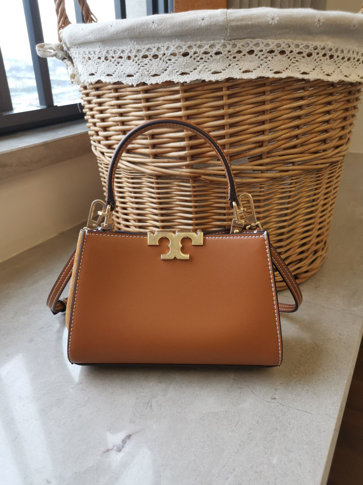 Number 995 Meide La Color Small TORY BURCH Tang Li Bai Qi New Eleanor Leather Handbag Adorned with Exquisite Suede Leather Edges, Neat and Bold Body, Iconic Double T Logo Three Dimensional Dazzling Exquisite Craftsmanship Available with Handle or Detachab