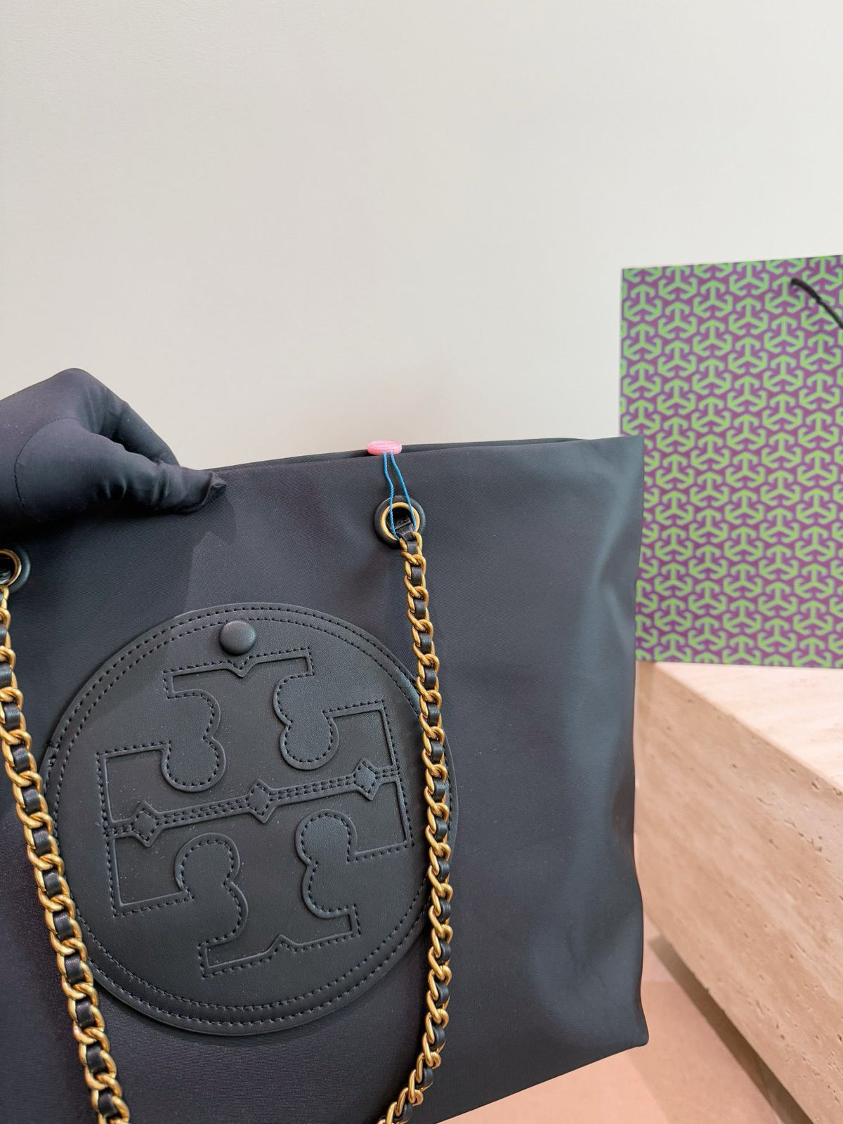 The Tory Burch shopping bag TB is full of classic texture