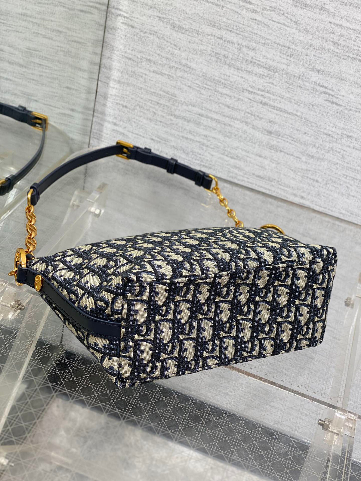 Ready stock Hobo star chain handbag series, upgraded version of the lunch box bag, practical design, equipped with an adjustable long shoulder strap, which greatly improves the practicality. The silhouette is soft and ultra-light for personal use. The
